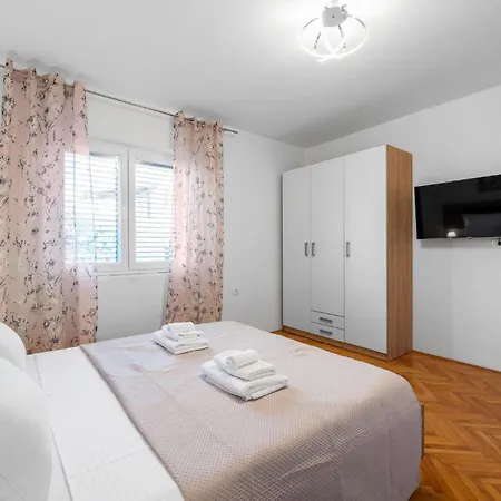 2 Bedroom Awesome In * Betina (Sibenik-Knin)